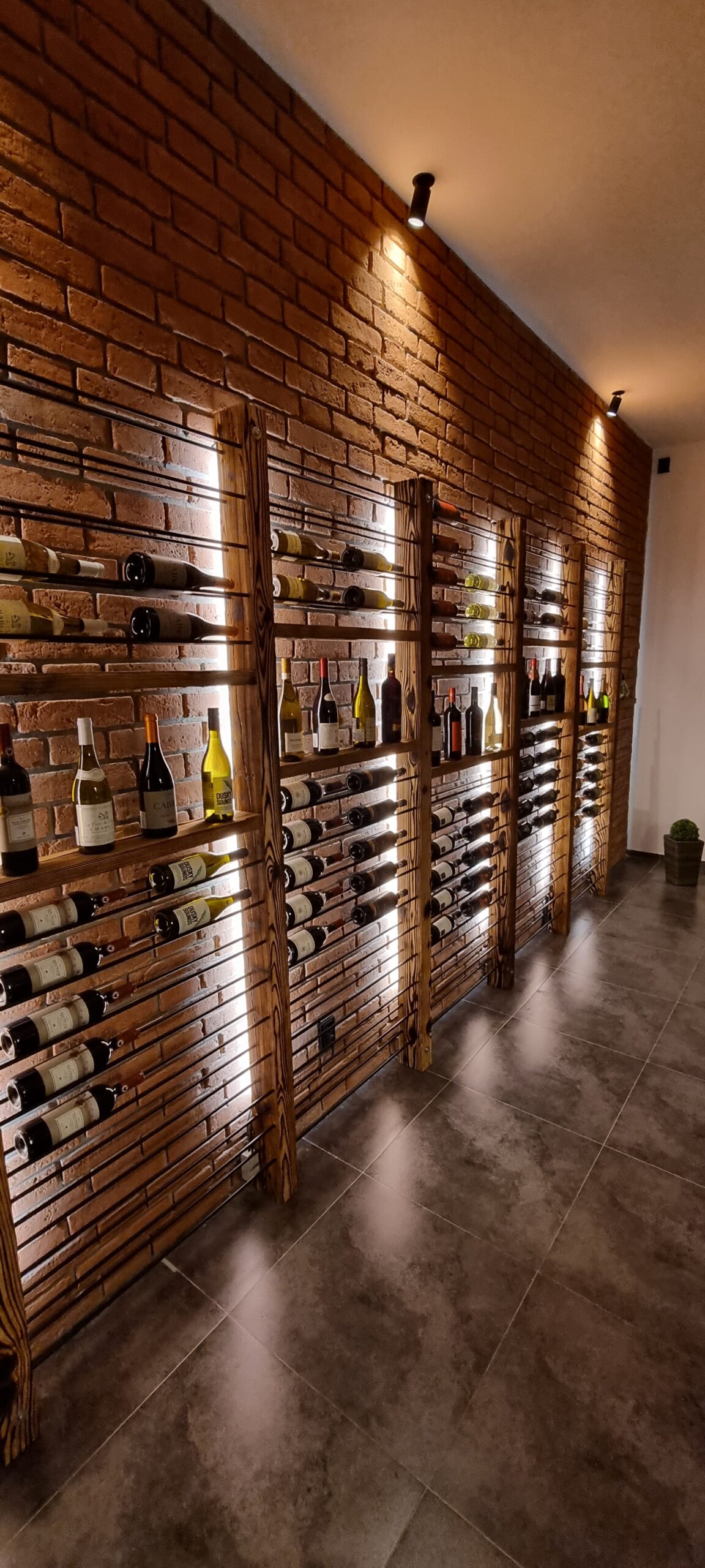Stěna s nabídkou vín